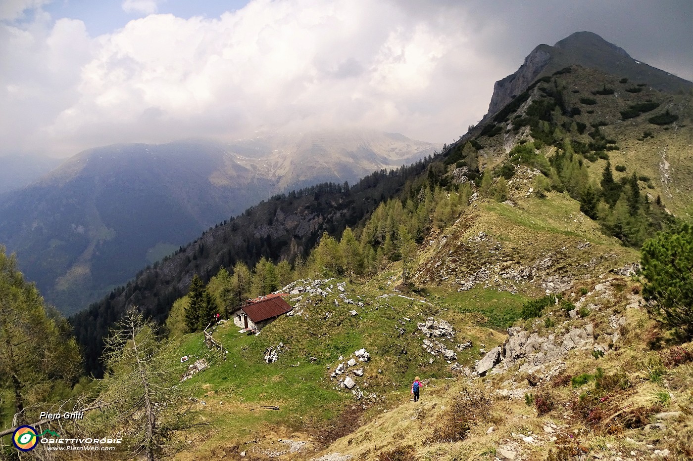 68 Dal Monte Brate in discesa alla Baita delle Cune.JPG